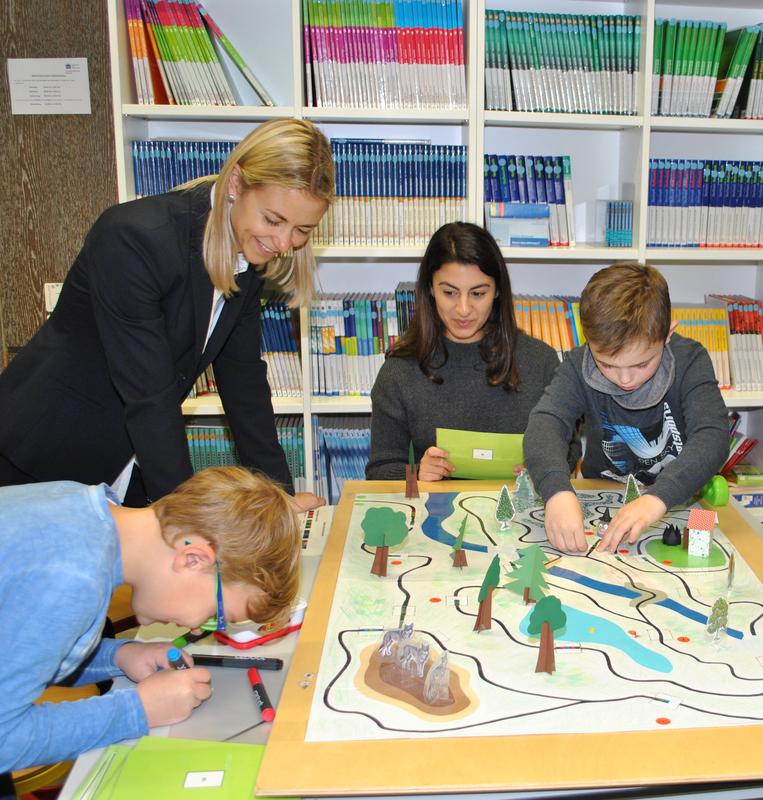 Viertklässler der Grundschule Heusweiler erproben eine der kleinen Lernwelten, die Lehramts-Studentinnen wie Saina Akhlaghi (Mitte) am Lehrstuhl von Silke Ladel (l.) an der Saar-Uni entwickelt haben.