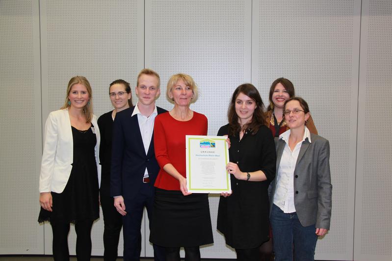 Kristina Klecko von Fairtrade Universities überreicht Präsidentin Dr Heide Naderer die Urkunde
