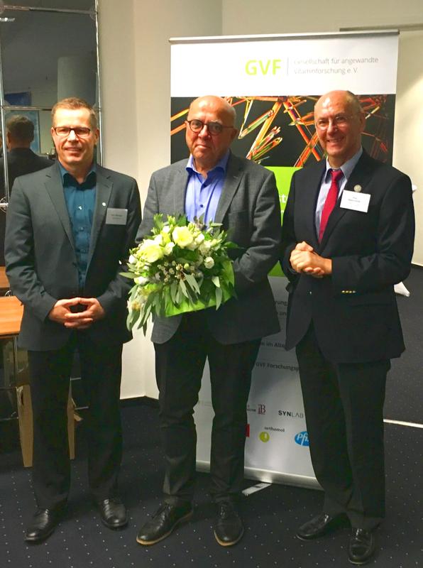 Prof. Dr. med. Hans Konrad Biesalski hat den GVF-Forschungspreis erhalten. GVF-Vorsitzender Prof. Dr. Marc Birringer (li.) und GVF-Vorstandsmitglied Prof. Manfred Eggersdorfer (re.) gratulierten.