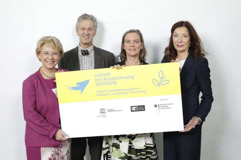 BNE Auszeichnung für HNEE (v.l.).:  Kornelia Haugg, Prof. Dr. Gerhard de Haan, Prof. Dr. Heike Molitor (HNEE) und Prof. Dr. Verena Metze-Mangold