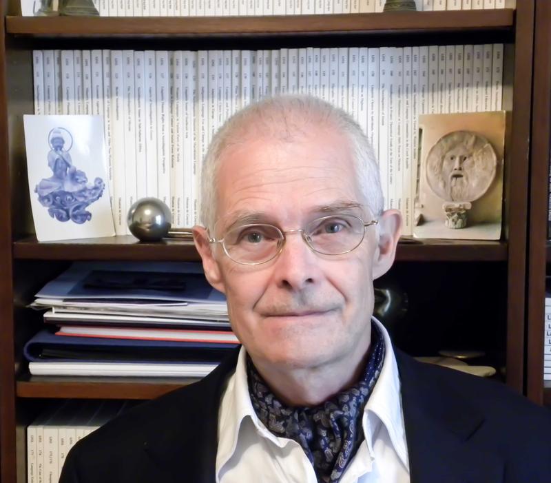 Florian Coulmas ist Senior-Professor für Japanische Gesellschaft und Soziolinguistik am Institut für Ostasienwissenschaften der Universität Duisburg-Essen.