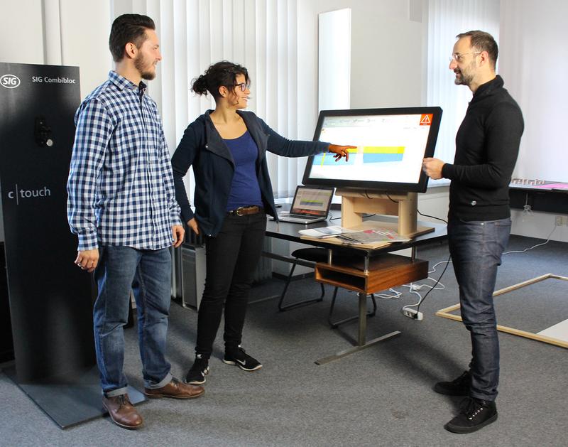Die Abschlussarbeit der Industriedesigner Tim-Niklas Hachmeister und Jawaher Hamo (hier mit Erstprüfer, Prof. Thomas Hofmann (rechts)) erhielt kürzlich einen „Red Dot Award: Communication Design“.