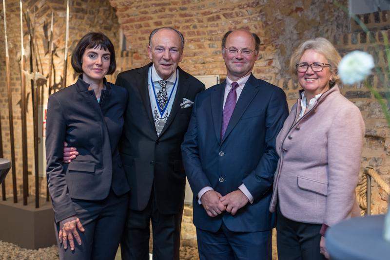 Ehrensenator Rolf Königs mit Institutsleiterin Professorin  Maike Rabe (links), Hochschulpräsident Professor Hans-Hennig von Grünberg und Senatsvorsitzende Professorin Dagmar Ackermann. 