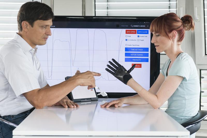 Ein Baukastensystem für künstliche Handprothesen mit Tastsinn der Firma Vincent Systems ermöglicht es die Technologie individuell auf den Träger anzupassen.