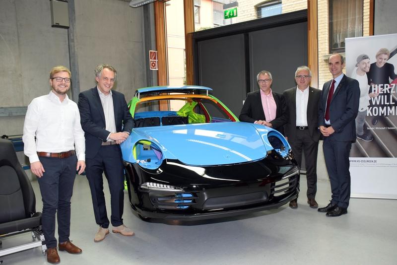 Robin Böld, Prof. Müller, Prof. Wolfmaier, Dipl.-Ing. Dimitrov, Prof. Maercker (von links) im Karosserie-Labor der Fakultät Fahrzeugtechnik.