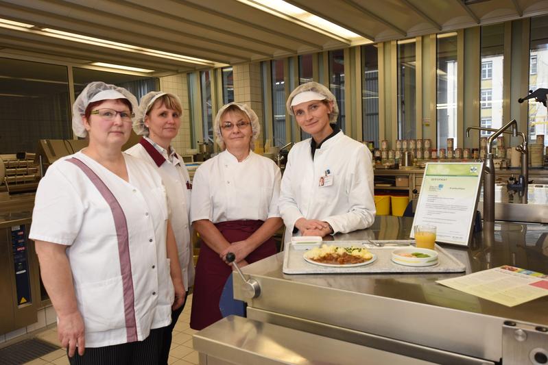 (v.l.n.r.) Sylvia Hähnel (Leitende Diätassistentin), Anne-Katrin Herrmann (Leiterin Hostessendienst / Diät- und Ernährungsberatung), Andrea Döhrer (Küchenleiterin), Annegret Körner (Betriebsleiterin)
