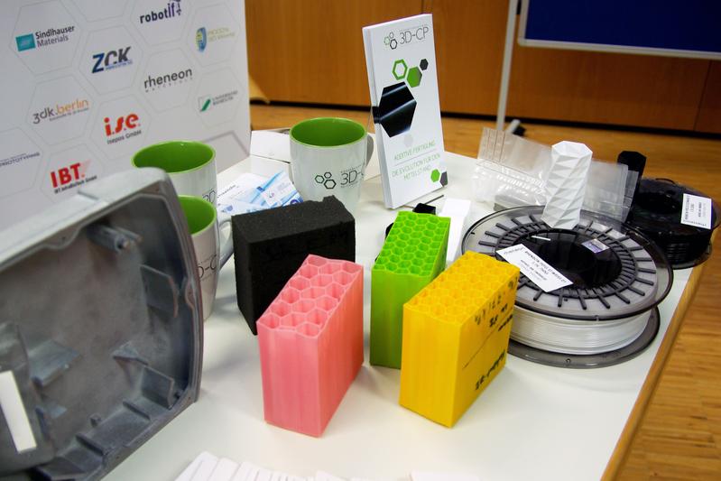 Unterschiedliche Werkstoffe für den 3D-Druck wurden in der Fachausstellung gezeigt.