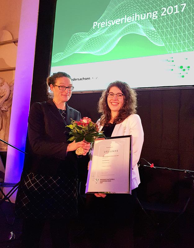 Judith Bräuer, Koordinatorin des Niedersachsen-Technikums, gratuliert der ehemaligen Technikantin Laura Brinkmann (rechts) zur Auszeichnung mit dem Wissenschaftspreis Niedersachsen 2017