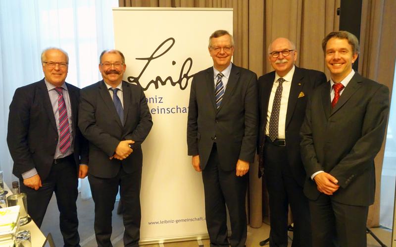 Präsident Prof. Matthias Kleiner (2. v. r.) gratuliert den Direktoren des IWT Bremen (v. l. n. r.: Prof. Ekkard Brinksmeier, Prof. Bernhard Karpuschewski, Prof. Hans-Werner Zoch, Prof. Lutz Mädler)