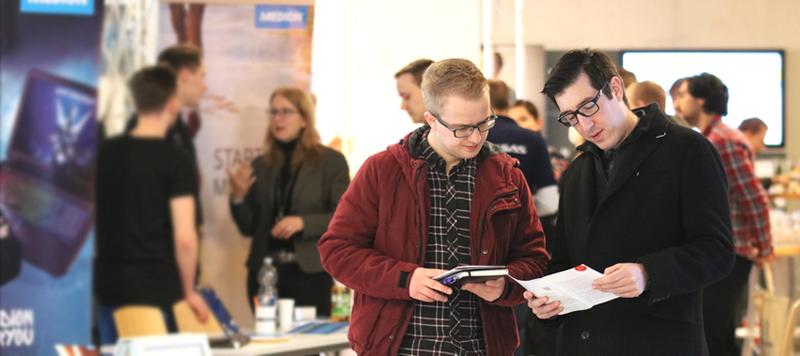 Studierende und Aussteller trafen sich auf der sechsten Firmenkontaktmesse HRW Karriere