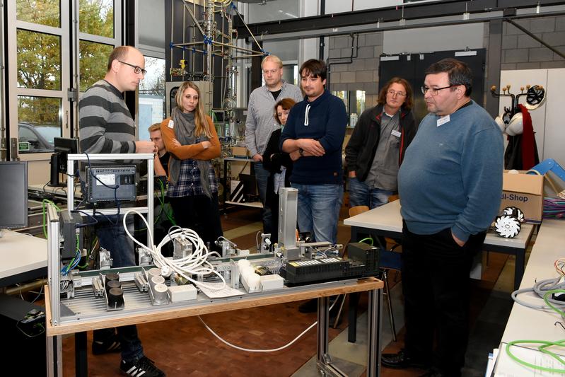 Der wissenschaftliche Mitarbeiter Florian Halfmann (links im  Bild) führte die Lehrkräfte durch die Labore.