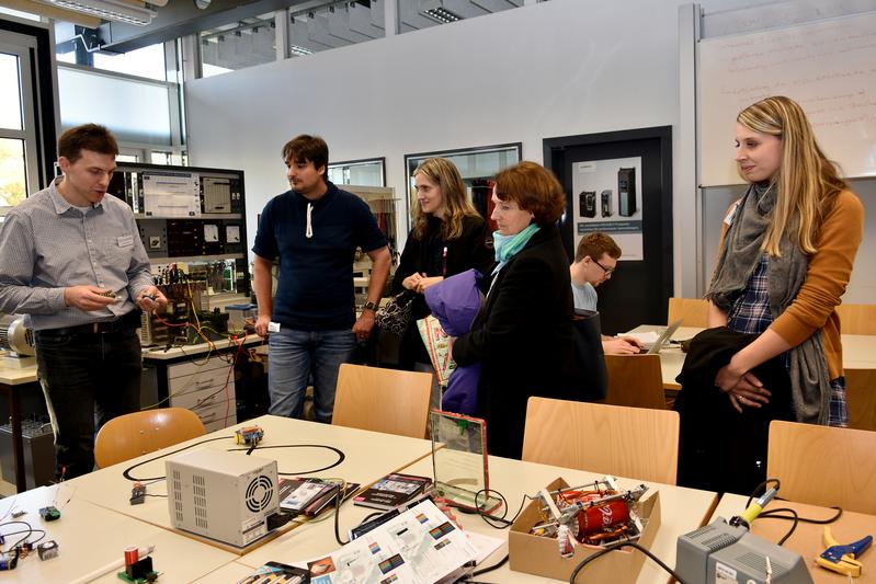 Prof. Dr. Johannes Stolz (links im Bild) stellte den  Lehrerinnen und Lehrern eine Reihe von Experimenten für den  MINT-Unterricht vor.