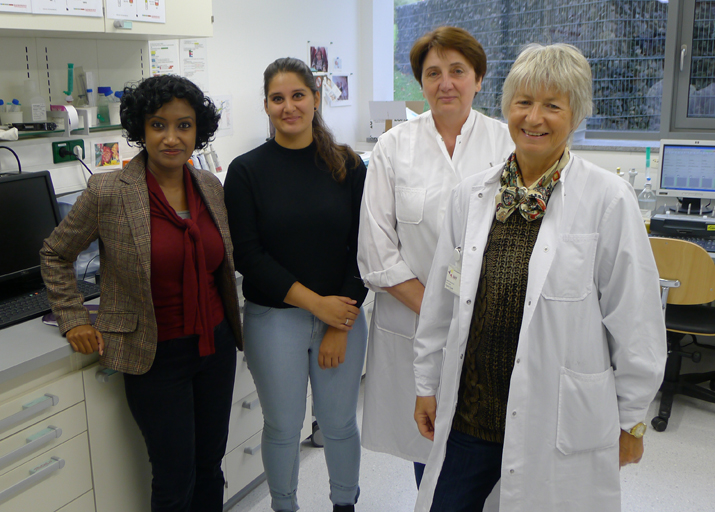 V. l. n. r.: Dr. M. Chatterjee, PhD, im Forschungslabor am Tübinger Uniklinikum, mit Doktorandin L. Balthazaar u. den MTAs L. Laptev u. I. Epple.