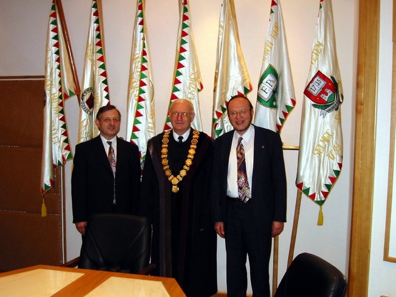 Bei der Verleihung der Ehrendoktorwürde an der Uni Miskolc (v.l.): der neue Ehrendoktor Prof. Dr. Dr. h.c. Friedrich Klein, der Rektor der Uni Miskolc Prof. Dr. Lajos Besenyei und der Rektor der FH Aalen Prof. Dr. Dr. Ekbert Hering.