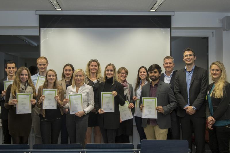 Die Stipendiaten der Cologne Business School (CBS) mit einem Teil der fördernden Unternehmenspartner sowie CBS-Präsidentin Prof. Dr. Elisabeth Fröhlich und dem CBS Career Services Team. 