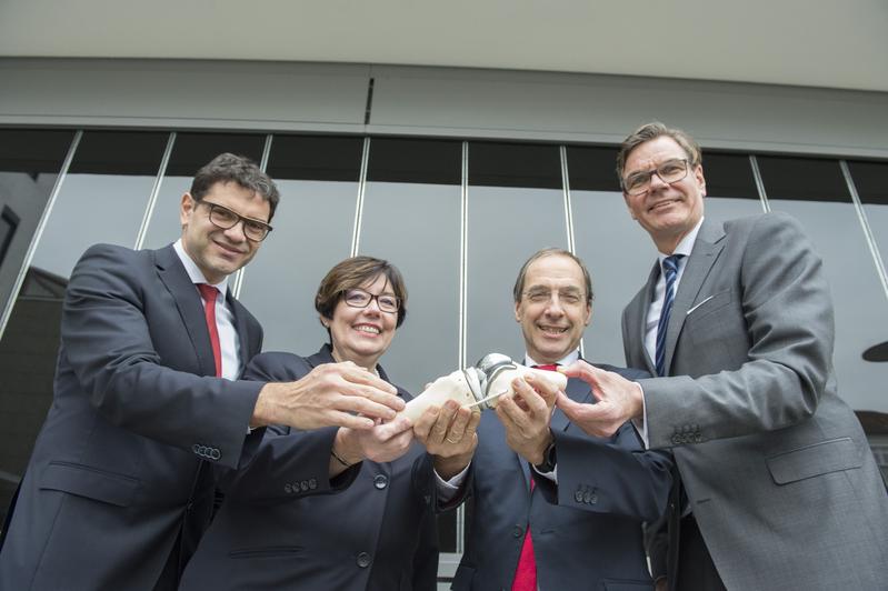 Staatssekretär Prof. Salvatore Barbaro, Pflegevorstand Marion Hahn, Medizinischer Vorstand Prof. Norbert Pfeiffer und Prof. Philipp Drees, Leiter des Projektes freuen sich, dass das Projekt startet.