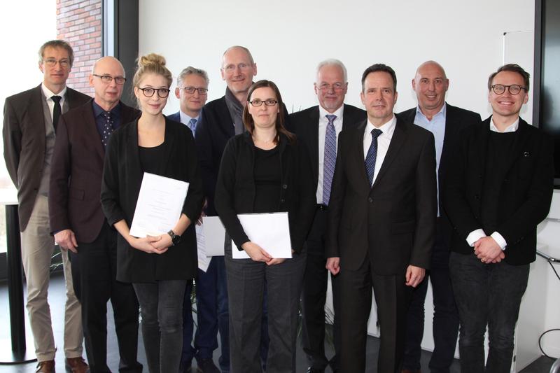 Die Preisträger der Hochschule Pforzheim mit ihren Laudatoren und Rektor Professor Dr. Ulrich Jautz (3.v.l.)
