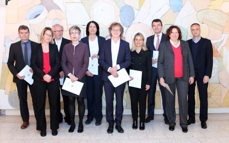 Der neue Hochschulrat der Deutschen Sporthochschule Köln mit Dr. Antje Hartmann-Strünck (Ministerium für Kultur und Wissenschaft, 2.v.l.) und Univ.-Prof. Dr. Heiko Strüder (Rektor).