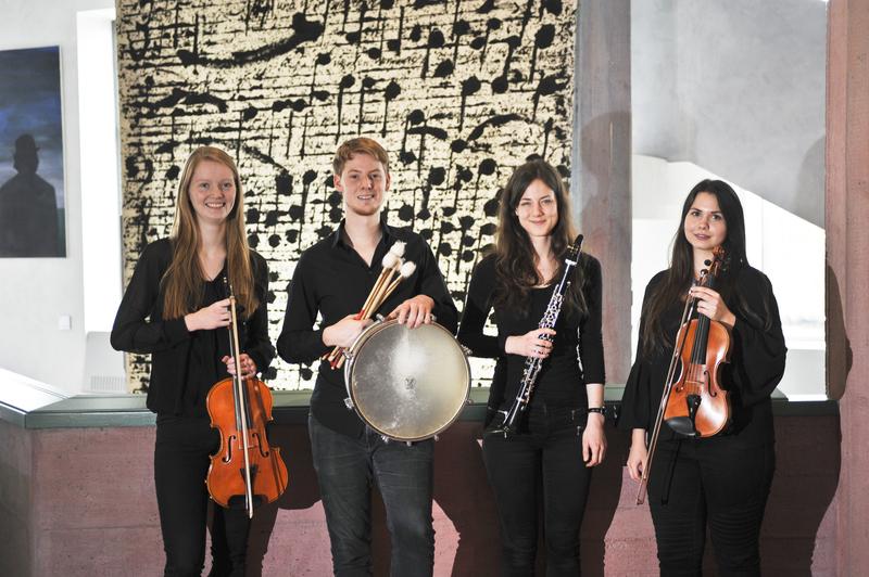 Akademisten der neuen Lübecker Orchesterakademie (v.li n.re): Caroline Spengler (Viola), Holger Roese (Schlagzeug), Julia Puls (Klarinette), Caroline Lüer (Violine)