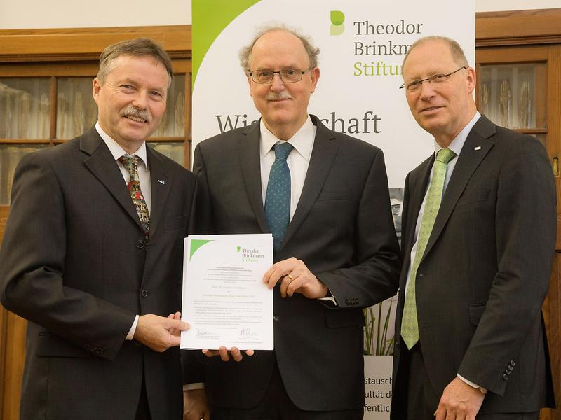 Prof. Dr. Joachim von Braun (Mitte) vom Zentrum für Entwicklungsforschung der Universität Bonn mit Dr. Hermann-Josef Baaken (rechts) und Prodekan Prof. Dr. Wolfgang Büscher. 
