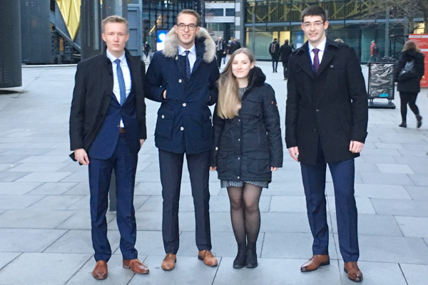 Die HSW-Studierenden Jan-Philip Bokeloh, Pascal Stumpf, Katharina Wolff und Marvin Alexander Vibora Münch (v. l. n. r.) vertreten Deutschland 2018 beim internationalen PMC-Finale in Serbien. 
