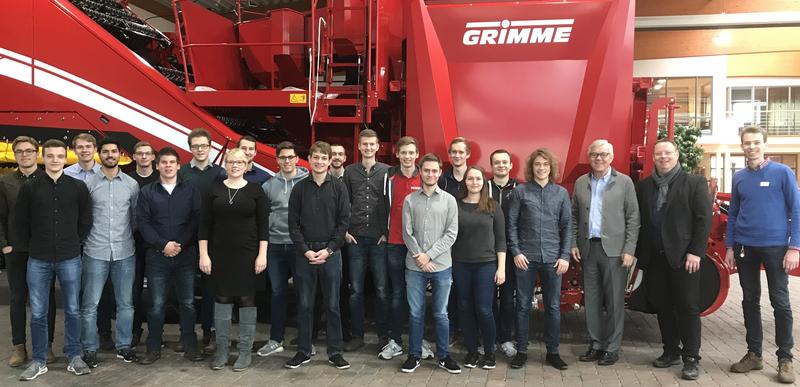 Franz Grimme begrüßt die Studierenden der PHWT im Unternehmen GRIMME Landmaschinenfabrik GmbH & Co. KG und lädt zum Gruppenbild