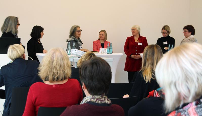 Dr.in Barbara Hartung (3.v.r.) aus dem MWK sprach mit fünf Vertreterinnen der Einrichtungen der LAGEN über Vernetzung und Positionierung der Genderforschung.