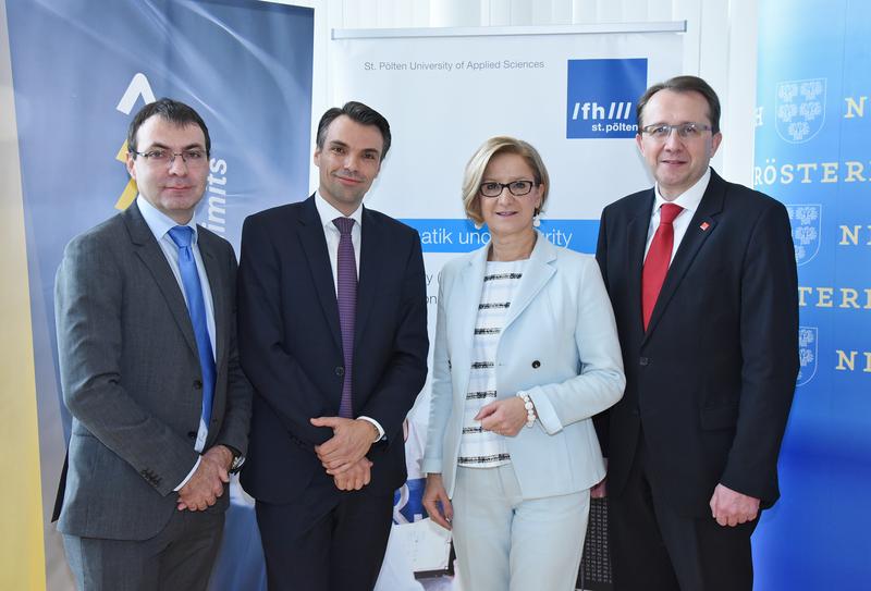 Johann Haag (FH St. Pölten), Jochen Borenich (Vorstand Kapsch BusinessCom), Landeshauptfrau Johanna Mikl-Leitner und Bürgermeister Matthias Stadler bei der Präsentation des "Austria IT Security Hub