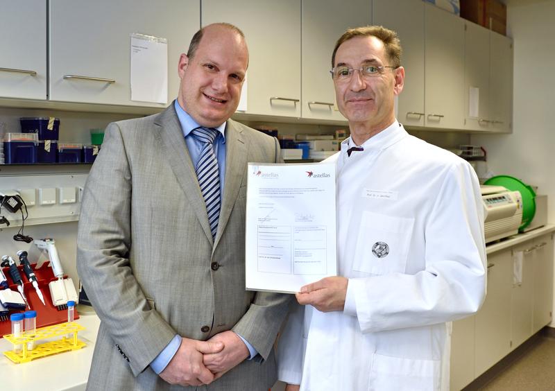 Hatto Zechel (l.) von der Astellas Pharma GmbH überreichte den Förderpreis für Androgenrezeptor-Forschung an Prof. Dr. Aria Baniahmad vom Institut für Humangenetik des Universitätsklinikums Jena.