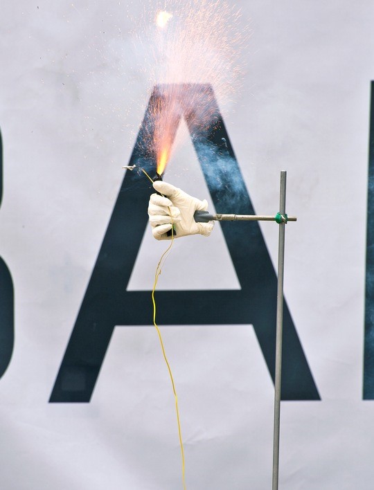 Funktion eines unsachgemäß angezündeten und nicht-zugelassenen Blitzknallkörpers in einer künstlichen Hand. (Foto: BAM)