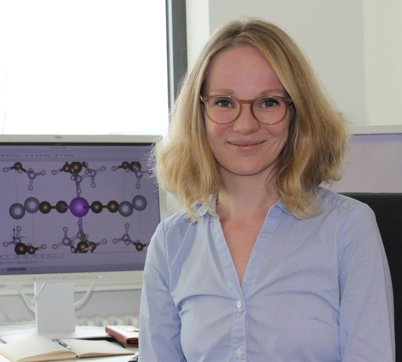 Dr. Linn Leppert, Universität Bayreuth. Der Bildschirm zeigt einen Ausschnitt eines Hybrid-Perowskits.