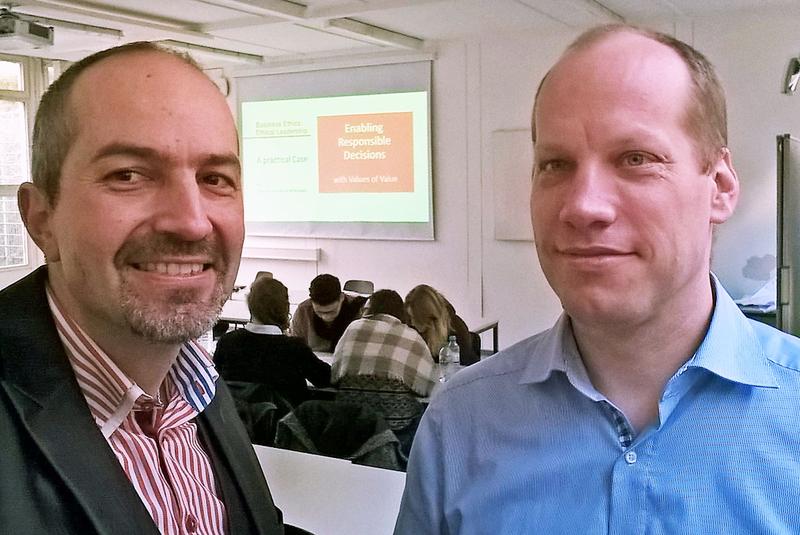 Professor Dr. Harald Bolsinger und Enno Behrendt, Compliance Officer bei Siemens, in der Lehrveranstaltung „Business Ethics: Ethical Leadership“ 