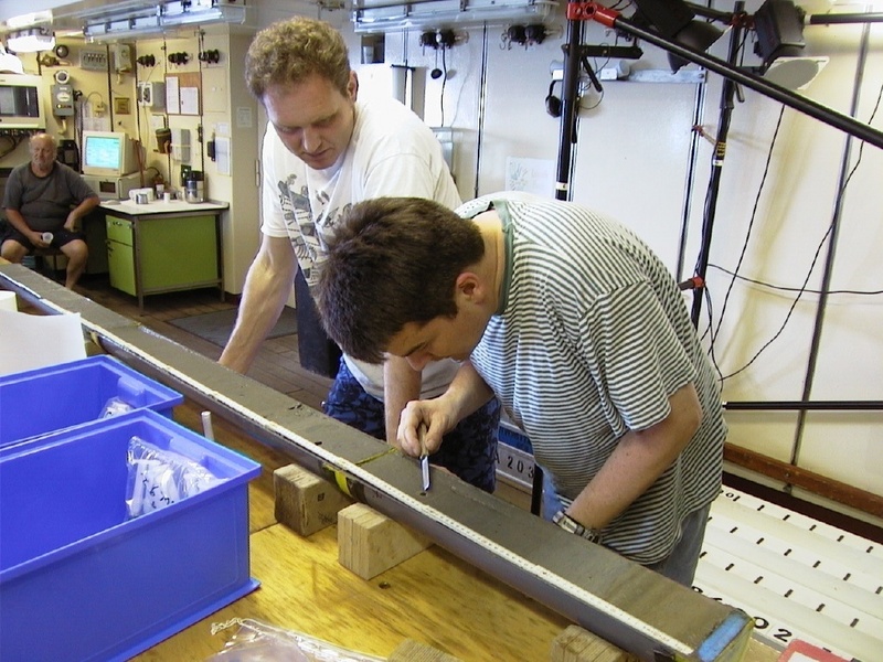 Im Geolabor der "Meteor" wird ein Sedimentkern beprobt