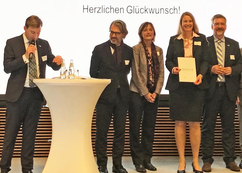 Prof. Dr. Andrea Möller (Zweite von rechts) nach der Verleihung der Urkunde "MINT Botschafterin des Jahres 2017". 