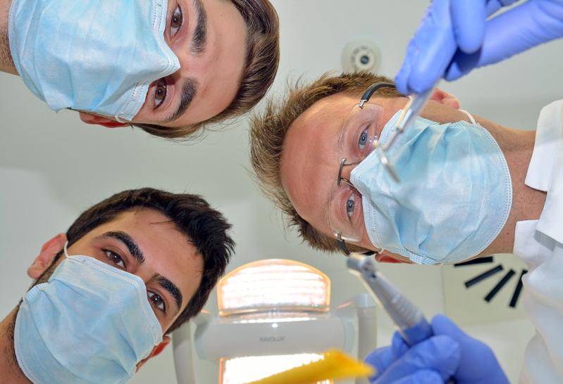 Wissenschaftler des Uniklinikums Jena wiesen jetzt nach, das Maßnahmen wie Ablenkung, Entspannung und vor allem Hypnose gegen Angst vor Zahnbehandlungen helfen.