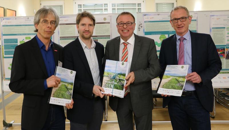 Übergabe des Energiekonzepts an die Lokalakteure: Stefan Gustav von der HWK Koblenz, Projektleiter Dr. André Schaffrin, Landrat Dr. Jürgen Pföhler, Bürgermeister Guido Orthen (v.l.n.r.)