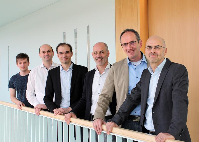 Bild: Jürgen Prinzbach, Prof. Dr. Stephan Trahasch, Prof. Dr. Tobias Lauer, Prof. Dr. Volker Sänger, Prof. Dr. Klaus Dorer und Prof. Dr. Tobias Hagen (v.l.)