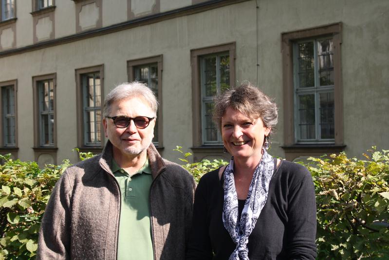 Joachim Kügler (l.) und Johanna Stiebert erforschen gemeinsam die Bibel in Afrika.