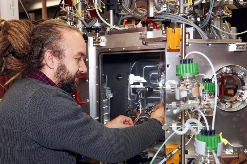Der Chemiker Dr. Matthias Vogt von der Universität Bremen bei Vorbereitungen an der Messkammer der Alvra-Zweiglinie am Schweizer Röntgenlaser SwissFEL. 