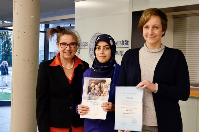 Prof. Dr. Susanne Maria Weber (links) und Prof. Dr. Evelyn Korn (rechts) gratulierten Sepideh Abedi Farizani zum DAAD-Preis. 