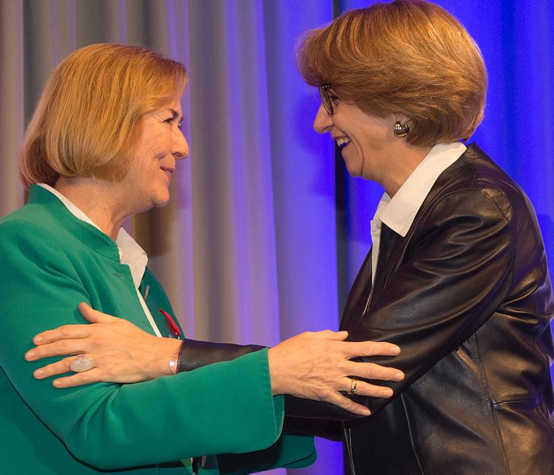 Die französische Botschafterin, Frau Anne-Marie Descôtes, und DFH-Präsidentin Patricia Oster-Stierle (v.l.n.r.) 