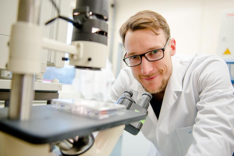 Während seines Forschungsaufenthalts in Kanada suchte der Bochumer Wissenschaftler Simon Faissner mit seinen Kollegen nach neuen Wirkstoffen gegen Multiple Sklerose.