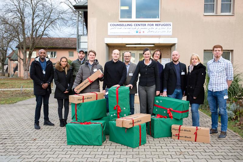 Prof. Dr. Katja Rade, Rektorin der SRH Hochschule Heidelberg und erste Vorsitzende der DIFIM übergab Sachspenden in Höhe von mehreren Tausend Euro an das Patrick-Henry-Village in Heidelberg