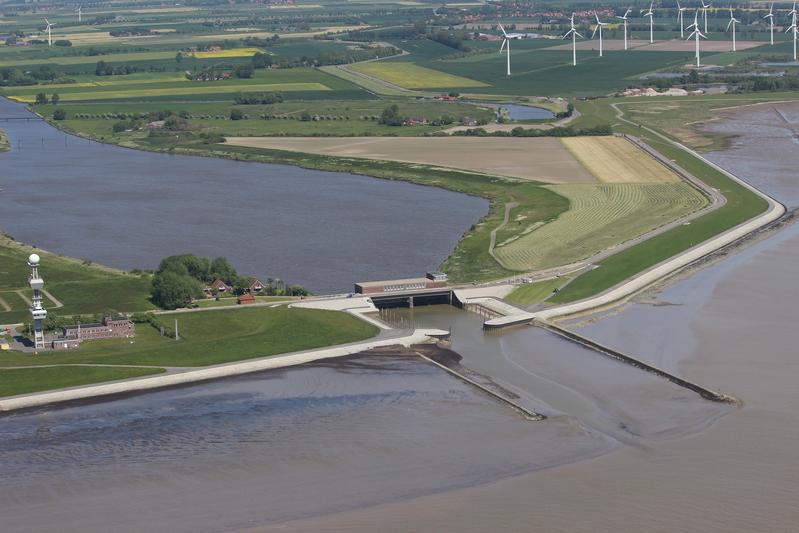 Durch den Anstieg des Meeresspiegels wäre der Abfluss des Wassers über die Siele laut Modellergebnissen Ende des Jahrhunderts nicht mehr möglich. 