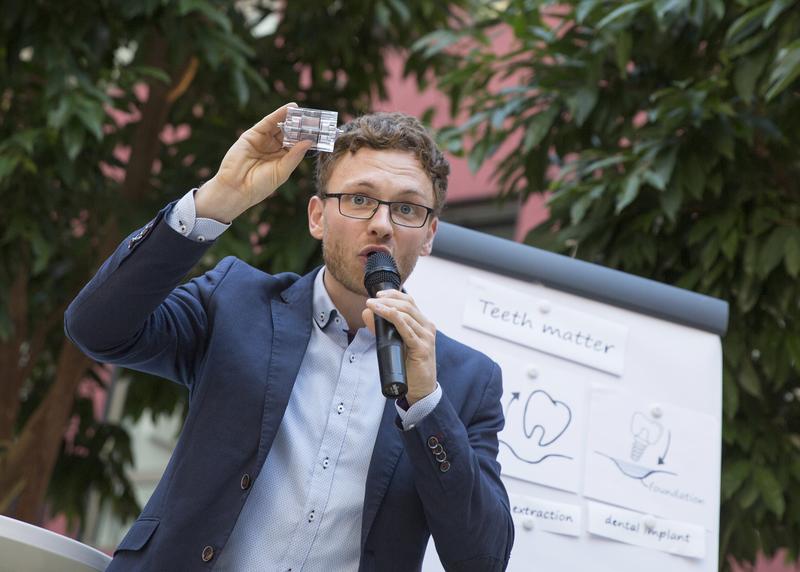 Robert Ott bei der Präsentation seiner Forschungsarbeit auf dem ersten Poster-Slam der Universität Rostock. 