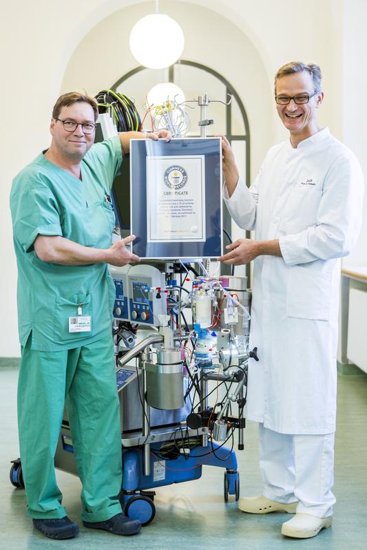 DHZB Kardiotechniker Wolfgang Böttcher (links) und Prof. Dr. med. Joachim Photiadis mit "Guinness"-Zertifikat und der Rekord-Herz-Lungen-maschine 