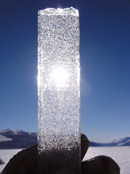 Lufteinschlüsse in einem Eisbohrkern aus der Antarktis: Das Eis ist bis zu 24‘000 Jahre alt. 