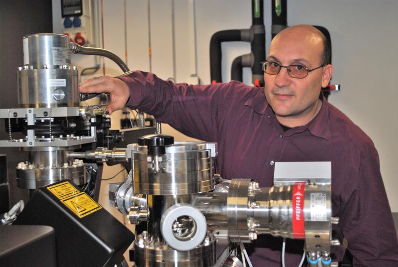 Der Materialwissenschaftler Flavio Soldera vor der Atomsonden-Tomographie