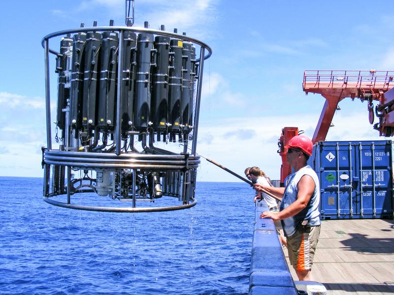 Wasserprobennahme mit einem Kranzwasserschöpfer. Der Sonderforschungsbereich 754 untersucht seit 2008 intensiv die Sauerstoffminimumzonen im tropischen Atlantik und Pazifik. 