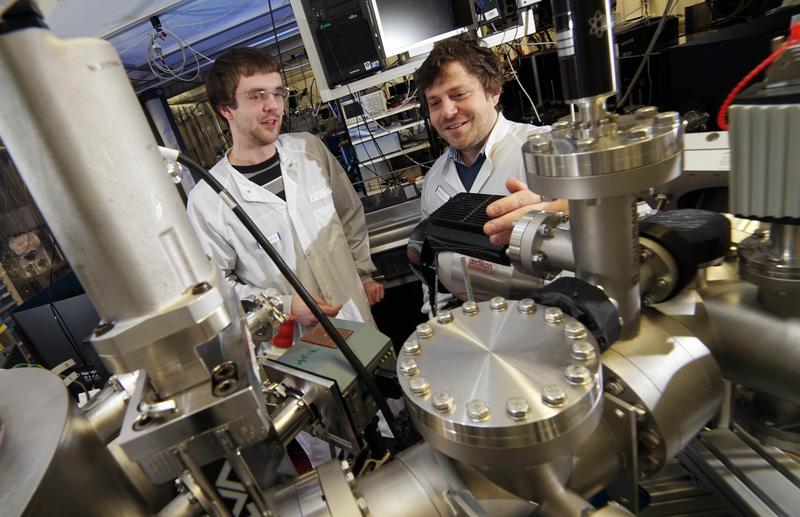 Dr. Slawomir Skruszewicz (r.) und Doktorand Johann Jakob Abel von der Uni Jena diskutieren im Labor, wie die neue Strahlungsquelle in der Optischen Kohärenztomografie eingesetzt werden kann.